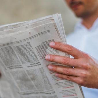 Ein Mann liest eine Zeitung