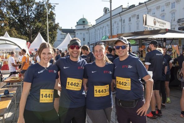 BTV Mitarbeiterinnen im Laufshirt beim Tiroler Firmenlauf.